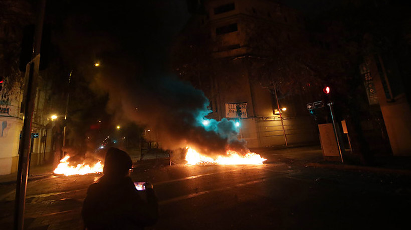 Estudiantes de la U. Iberoamericana levantaron barricadas en el centro de Santiago