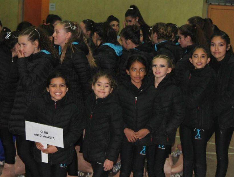 Niñas realizan patinaje artístico con un talento impresionante