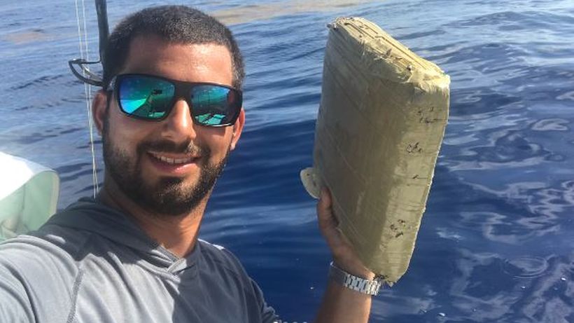 Salió a pescar y agarró un paquete de marihuana: dijo que era un regalo de Pablo Escobar