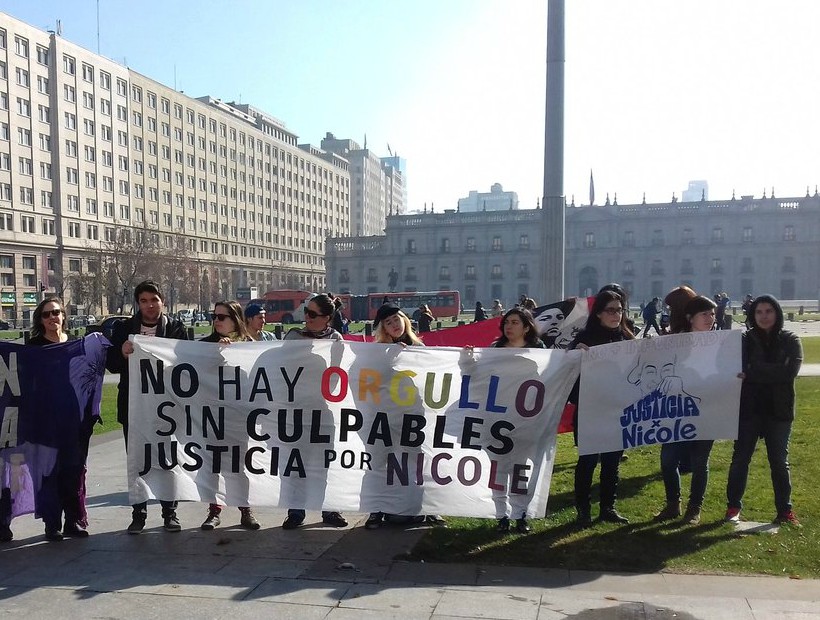 Lesbianas y bisexuales protestaron frente a La Moneda por caso de Nicole Saavedra