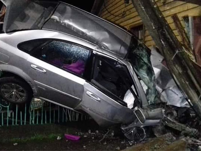 Un auto perdió el control y terminó incrustado en la reja de una casa ...