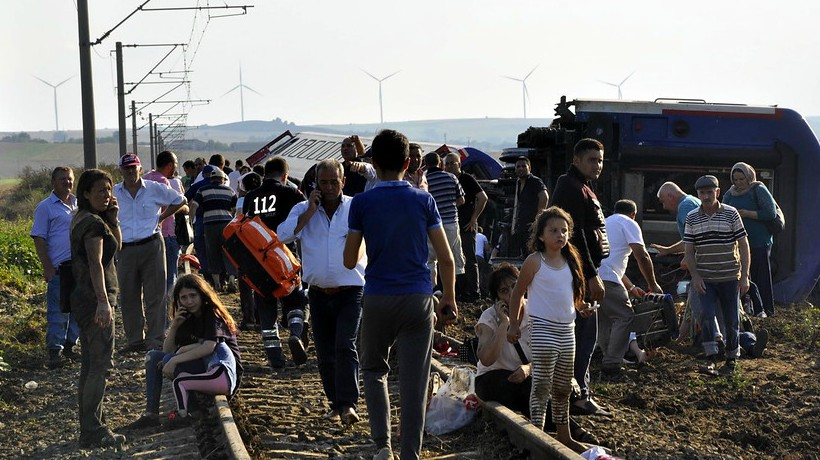 Tren que descarriló en Turquía dejó 10 muertos y 73 heridos