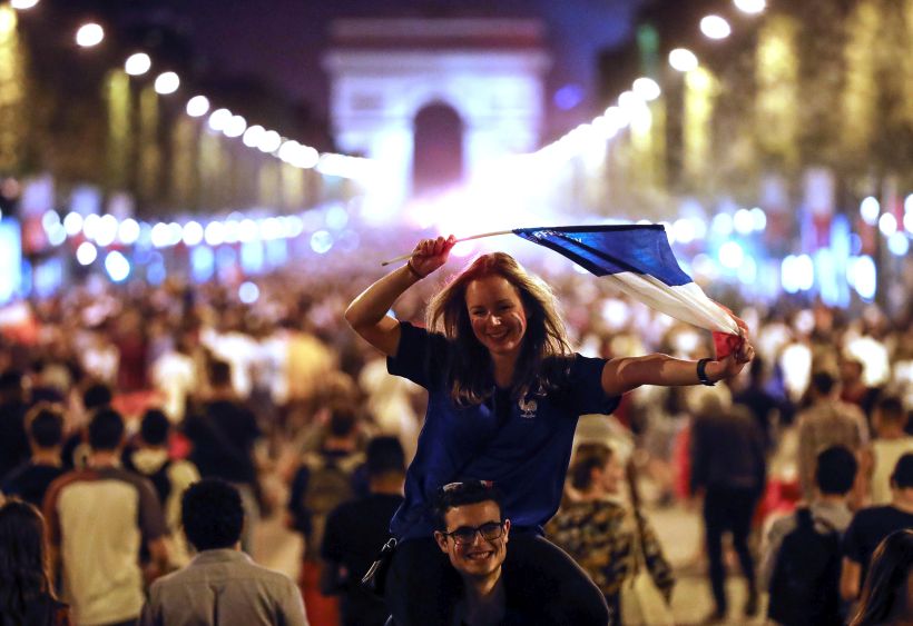 Miles de franceses salieron a las calles de París para celebrar el paso a la final del Mundial