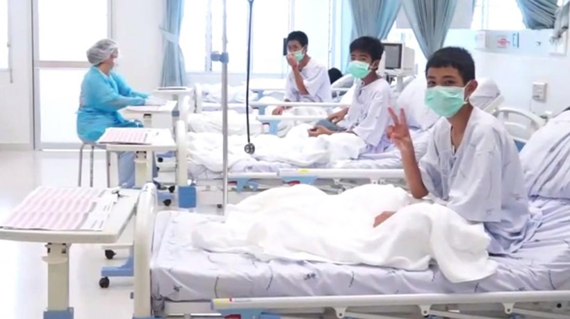 Difundieron videos del rescate y de los niños en el hospital tras ser sacados de la cueva en Tailandia