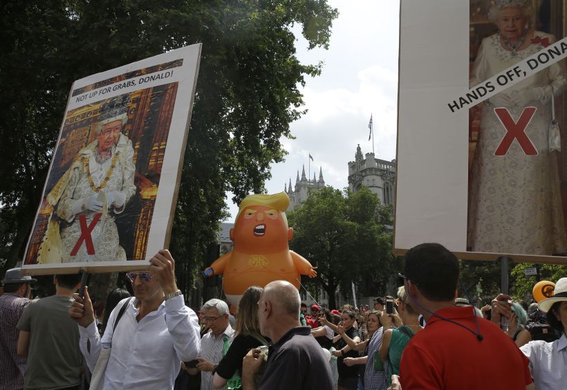 Con un globo gigante de Trump los ingleses rechazan la visita del mandatario en Reino Unido