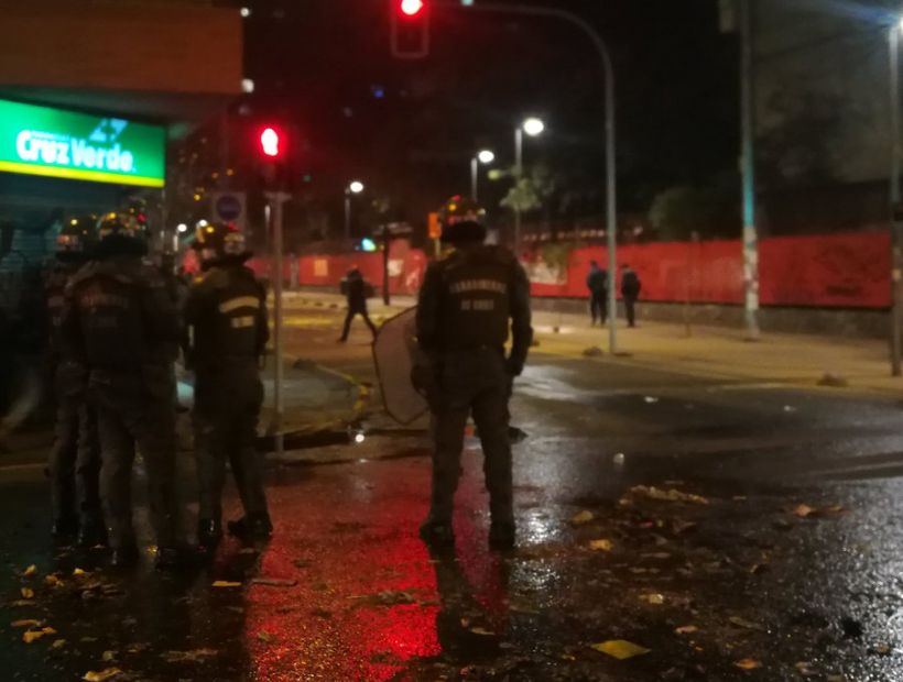 Encapuchados levantaron barricadas en las cercanías del Liceo 1 en Santiago
