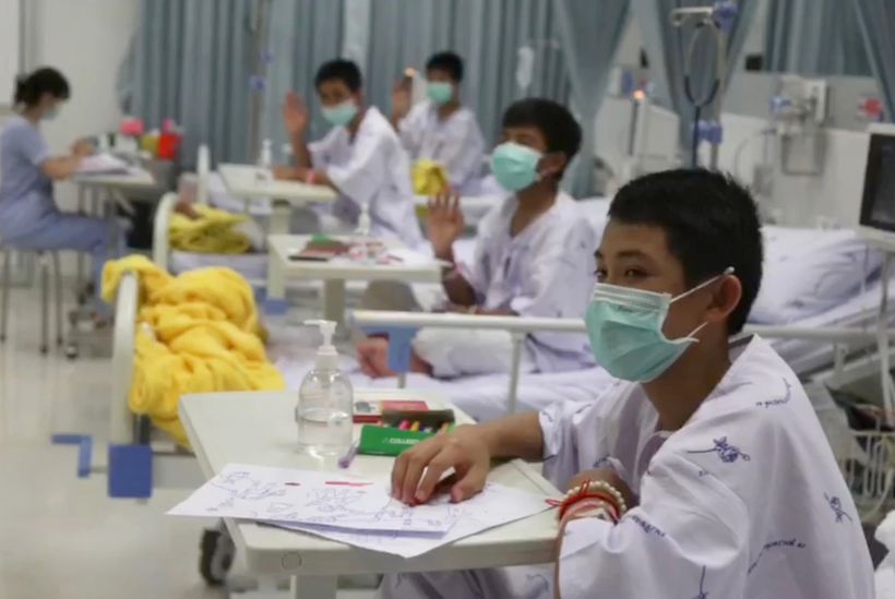 Niños y profesor rescatados en cueva de Tailandia recibirán el alta médica el jueves