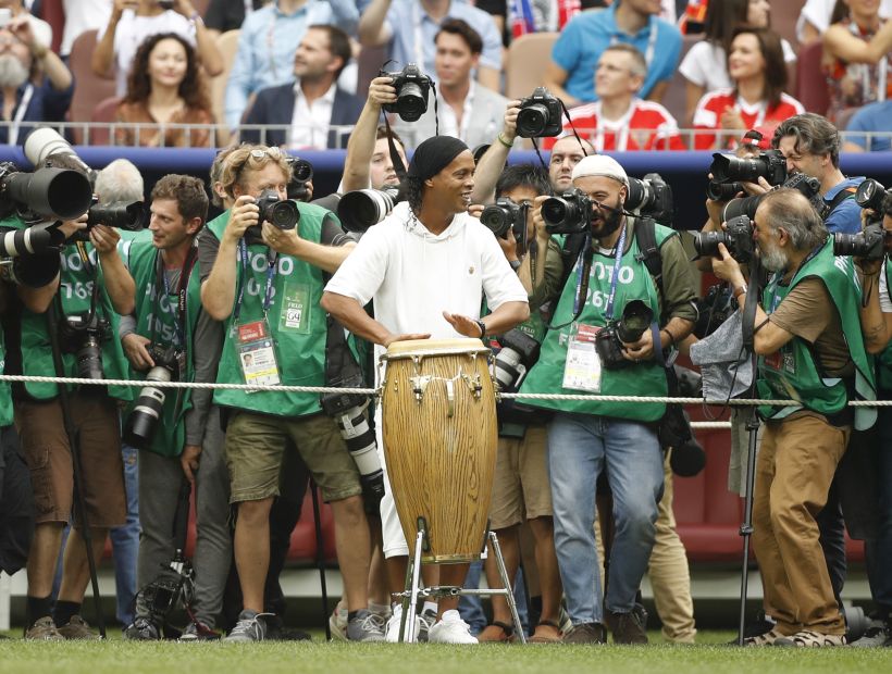 [VIDEOS] Ronaldinho sorprendió y conquistó a todos con su alegría en el show de cierre en Rusia