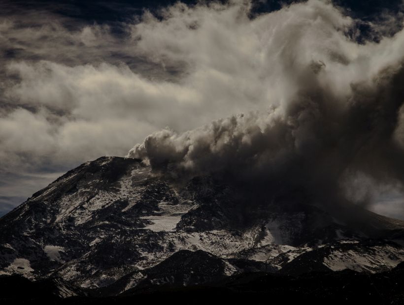 Autoridades mantienen alerta por actividad volcánica en Nevados de Chillán