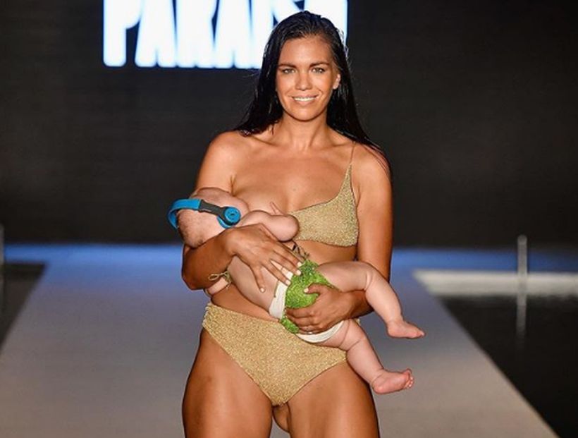 Modelo amamantó a su hija de cinco meses mientras desfilaba