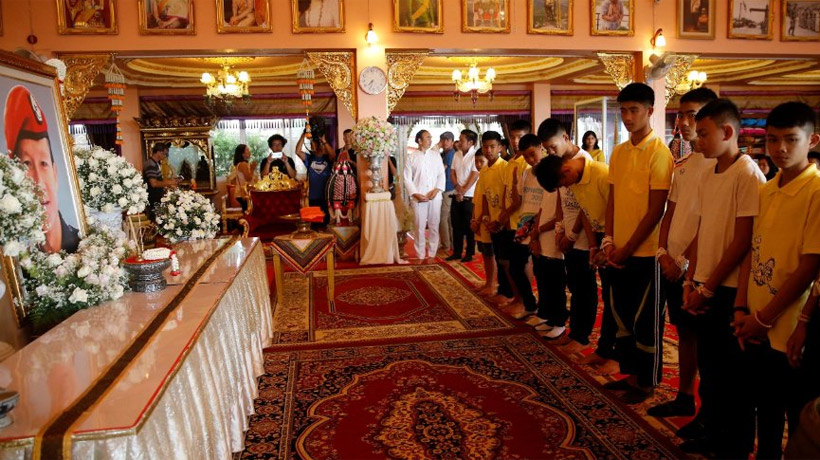 Los rescatados de la cueva en Tailandia visitaron un templo para dar las gracias