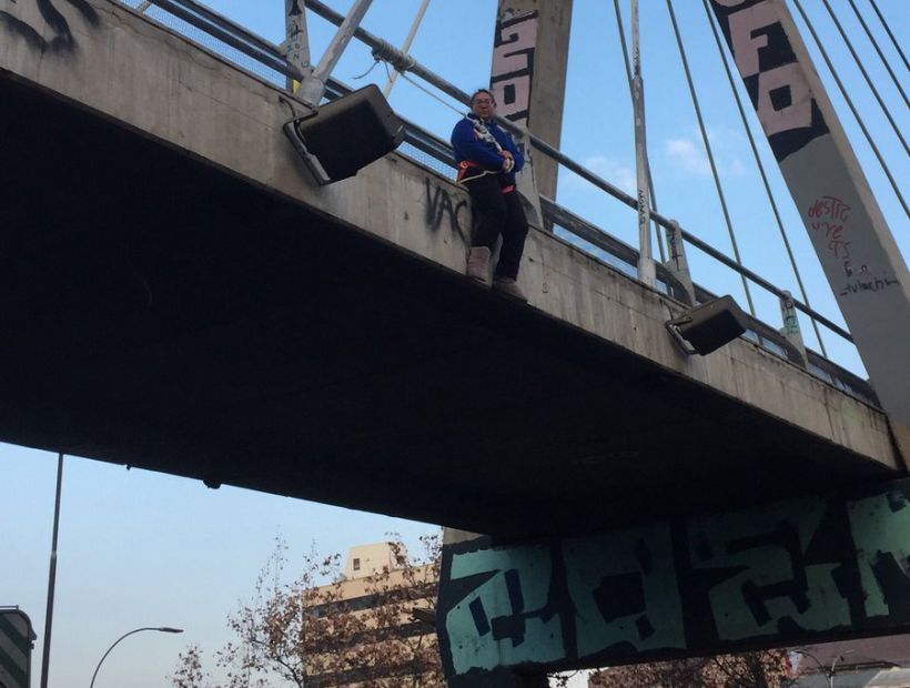 Mujer se manifestó amarrándose sobre puente en el centro de Santiago