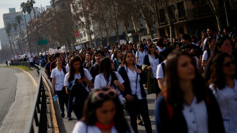 Enfermeras marchan por Santiago en apoyo a matronas