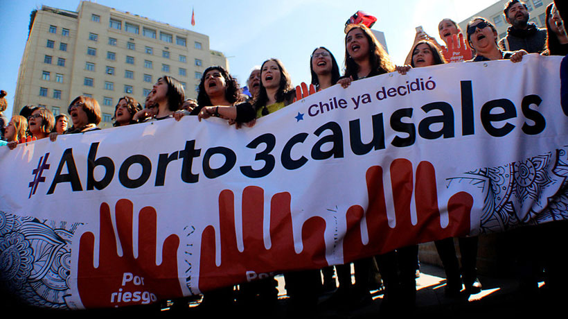 Chilenos estarían divididos en aprobación y rechazo a objeción de conciencia