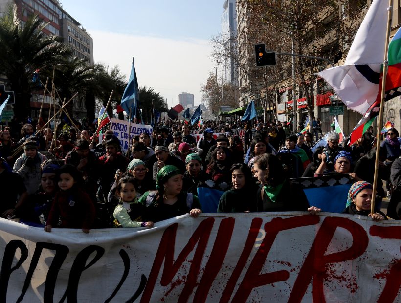 Masiva marcha en el centro de Santiago en apoyo del machi Celestino Córdova