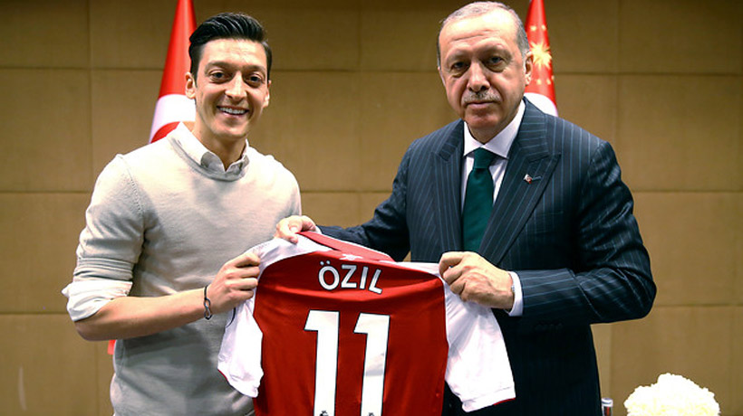 La Federación alemana rechazó las acusaciones de racismo de Özil