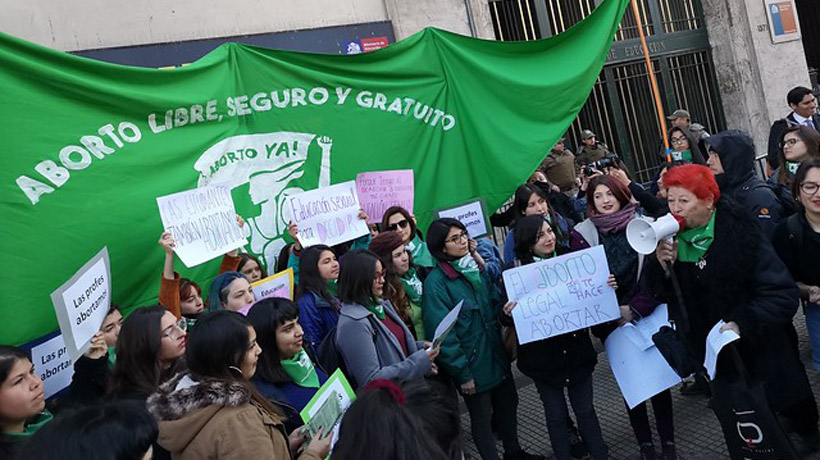 Organizaciones feministas exigieron un aborto libre afuera del Mineduc