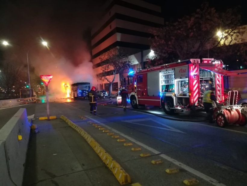 [VIDEO] Bus del Transantiago se incendia en pleno centro de Santiago