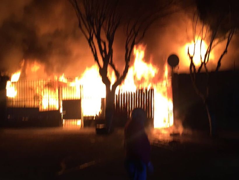 Bomberos acude a incendio en casa de la comuna de Las Condes