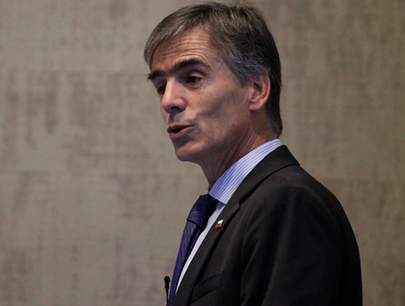 Ministro de Economía reafirmó sus dichos sobre invertir fuera de Chile