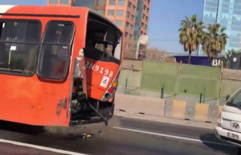 Camión impactó a bus del Transantiago y dejó al menos a cinco pasajeros lesionados