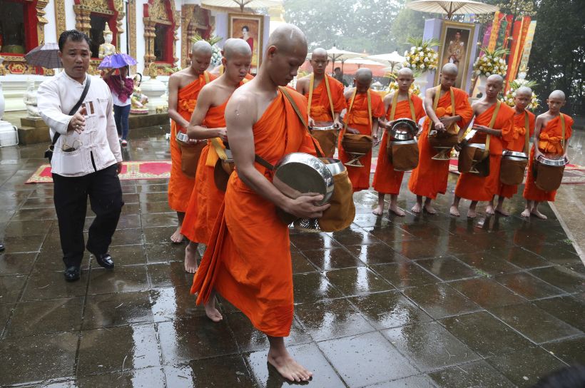 Niños rescatados en Tailandia fueron ordenados en templo budista
