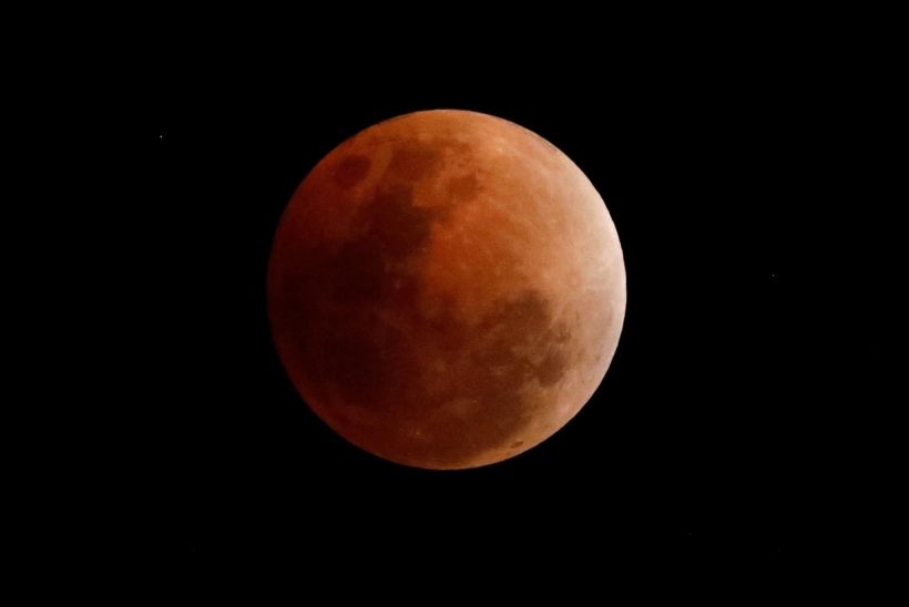 Observadores de todo el mundo esperan avistar el eclipse lunar completo