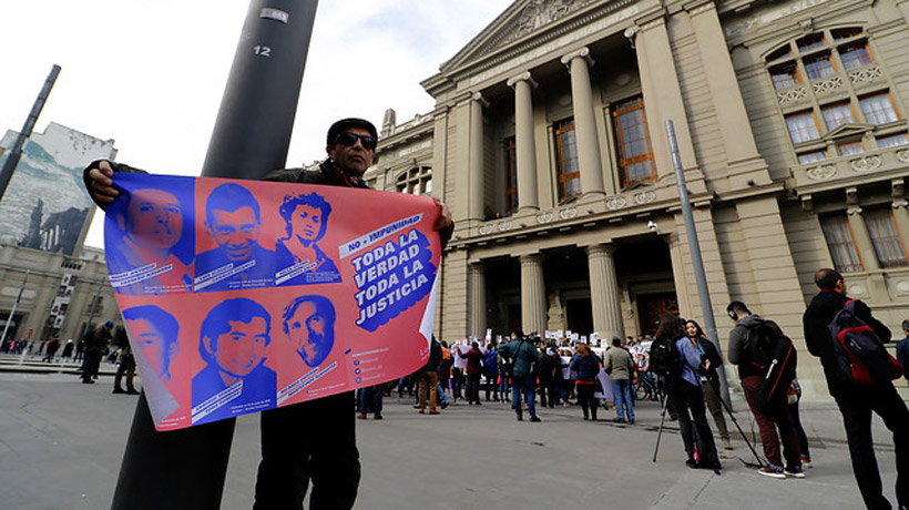 Organizaciones de DD.HH. protestaron frente a la Suprema por la libertad de condenados por crímenes de lesa humanidad