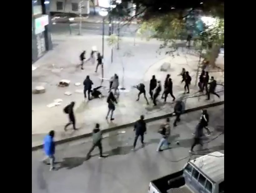 Encapuchados atacaron un local comercial en Santiago Centro