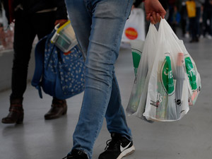 Hoy comienza a regir la ley que prohíbe la entrega de bolsas plásticas