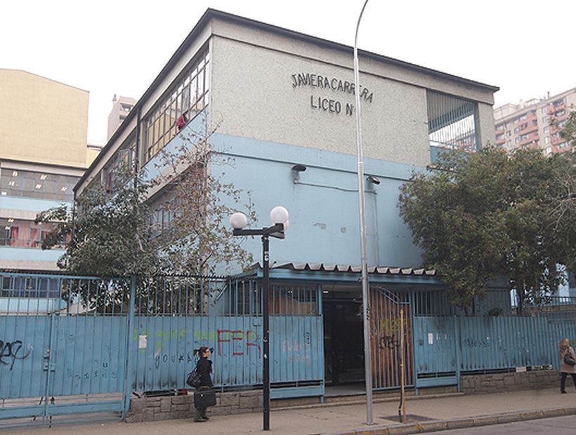 Municipalidad de Santiago desmintió expulsión de alumna del Liceo 1 por denunciar a profesor por acoso