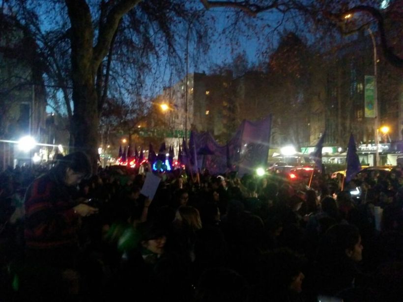 Embajada de Argentina en Chile recibió manifestaciones a favor y en contra del aborto libre