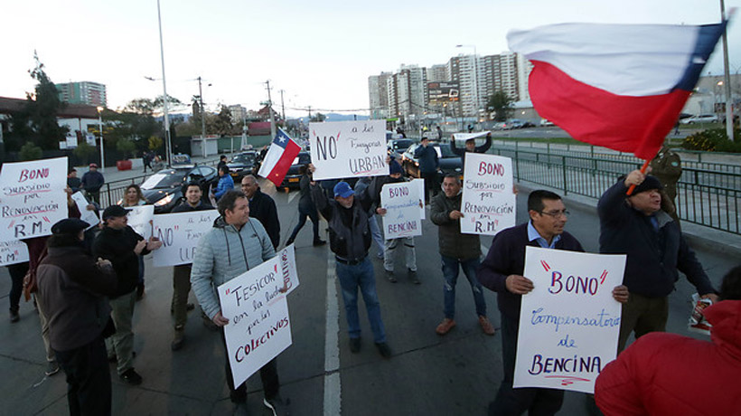 Colectiveros bloquearon el tránsito en Vicuña Mackenna con Vespucio en rechazo a la ley Uber