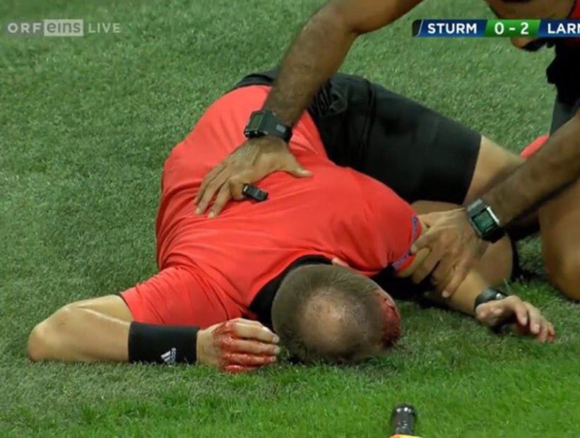 Árbitro quedó con una grave herida tras ser golpeado con una botella en la Europa League