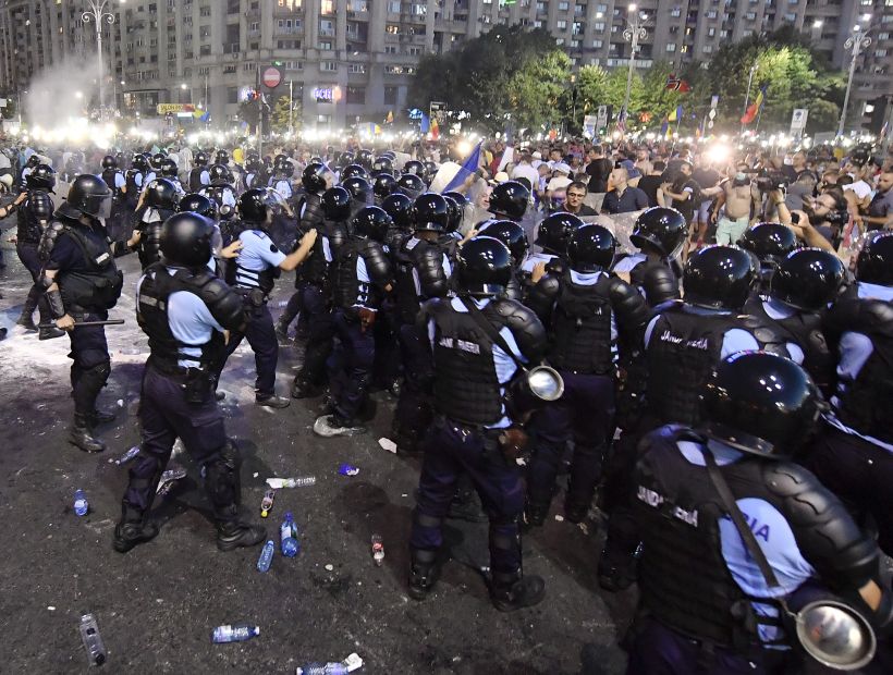 Rumanos vuelven a protestar contra el Gobierno tras violencia policial que dejó más de 400 heridos