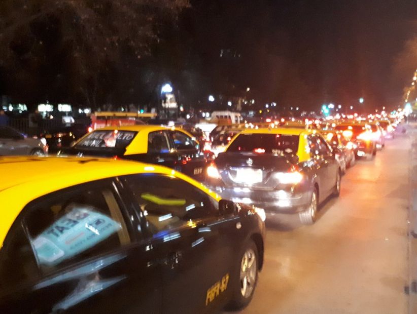 Caravana de taxistas pasó por Santiago Centro en protesta por asesinato de colega