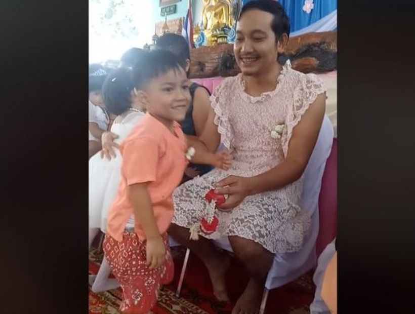 Padre usó un vestido para acompañar a sus hijos en un acto del Día de la Madre