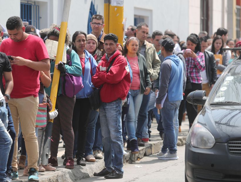 Venezolanos están varados en la frontera de Perú por problemas migratorios en Ecuador