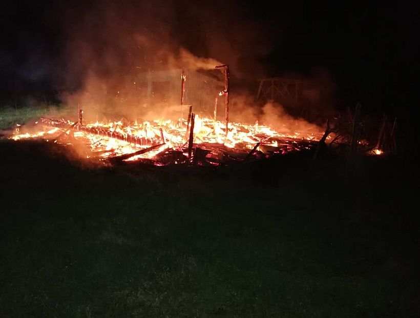 Indagan incendio que destruyó una casa y un galpón en Cañete