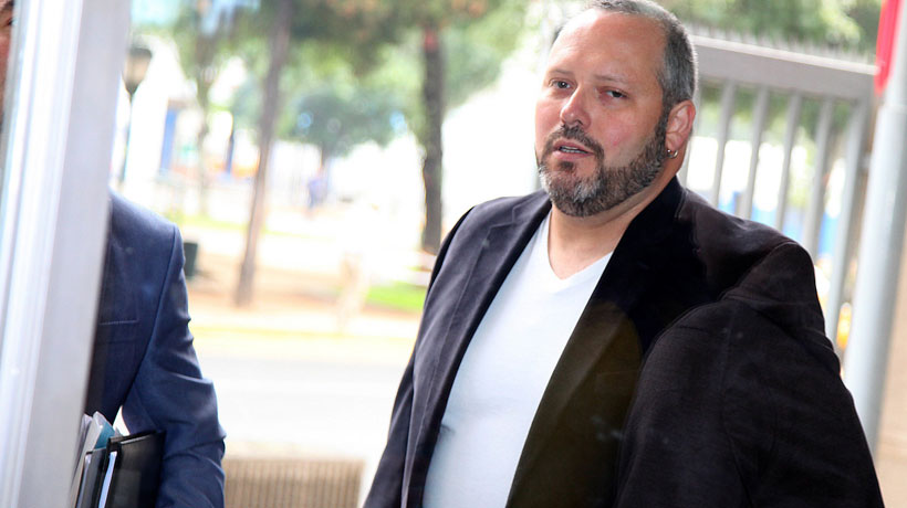 Tribunal dio curso a demanda de Sebastián Dávalos contra Canal 13 por rutinas de Yerko Puchento
