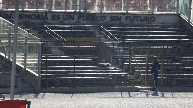 Entrenador de la U se detuvo en el memorial de los detenidos desparecidos en el Nacional