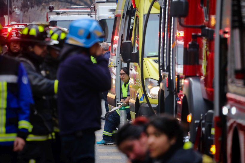 Incendio afectó a cité en Providencia: una mujer lesionada y 20 evacuados