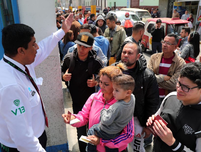 Perú aumenta restricciones para ingreso de venezolanos y entrega alternativas para quienes piden refugio