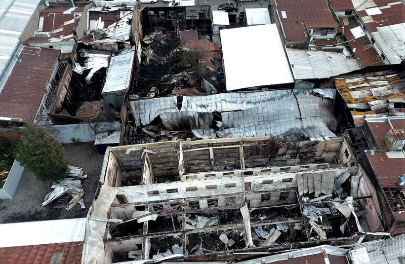 Incendio afectó a 3 locales comerciales y un liceo en Temuco: más de 10 salones de clase se quemaron4