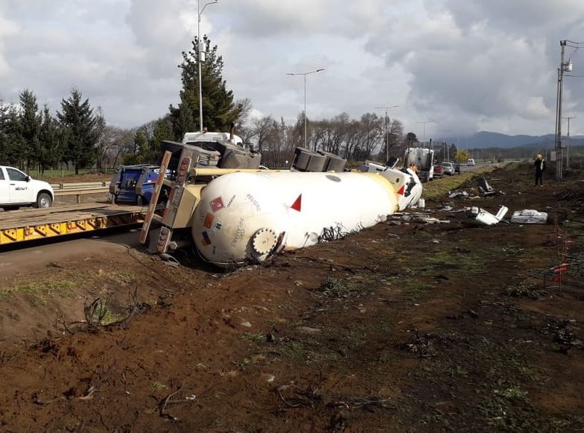 Volcamiento de camión con gas dejó una persona fallecida en Ercilla