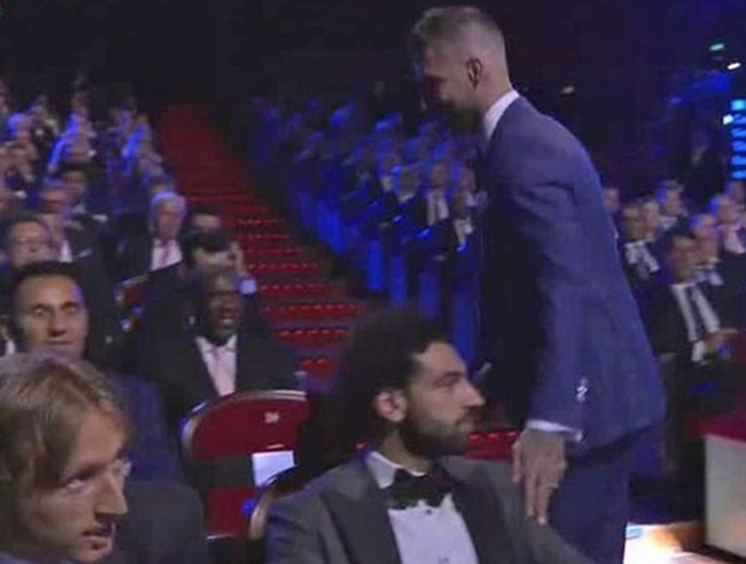 ¿Provocación?: Sergio Ramos acarició el hombro de Mohamed Salah en la gala de la Champions
