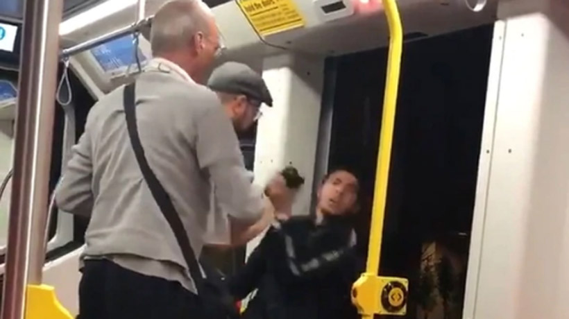 Dos hombres intentaron tirar de un tren a un joven porque escuchaba música fuerte