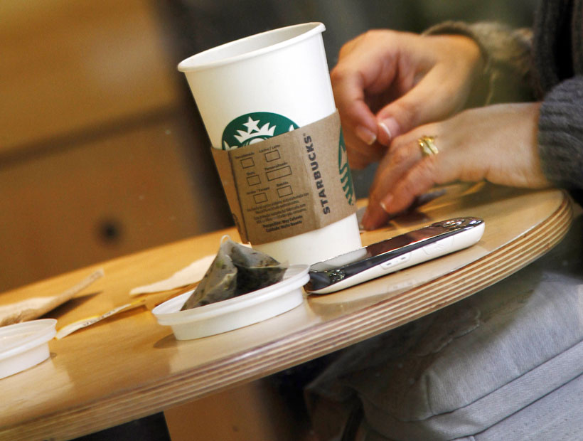 Lanzan iniciativa para que clientes de Starbucks compartan café con un carabinero