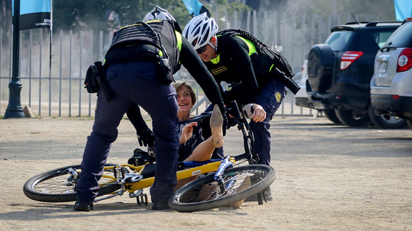 Evelyn Matthei se cayó de una bicicleta en el Parque Bustamante