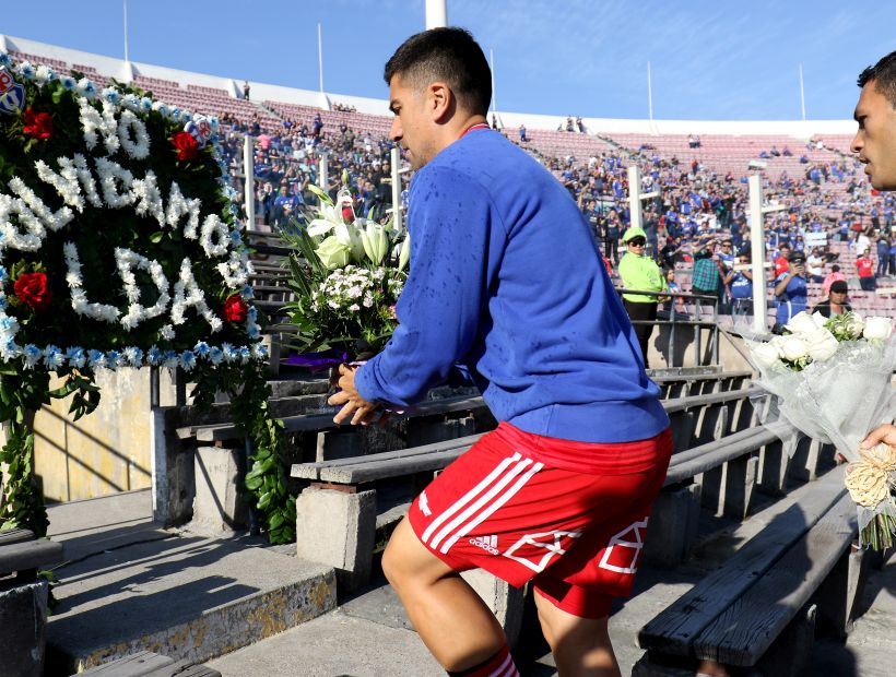 David Pizarro e Isaac Díaz dejaron flores en Memorial del Estadio Nacional